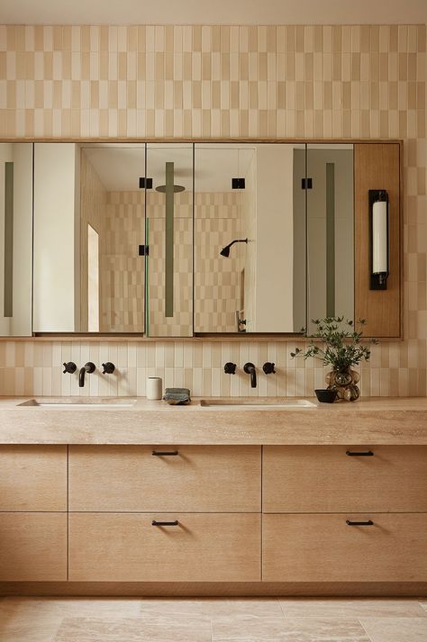 Calm Bathroom, Workshop Apd, Modern Luxury Bathroom, Modern Style Bathroom, Modern Sink, Townhouse Designs, Vintage Light Fixtures, Bathroom Trends, Wood Vanity