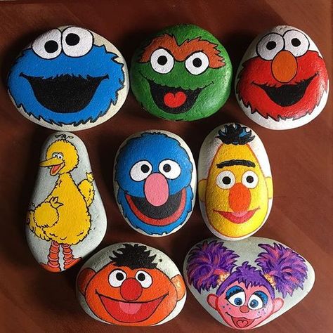 47 Inspirational Painted Rock Ideas You can’t go wrong with a Disney painted rock! Ariel on her own rock was just beginning to be captured. There’s a number of ways you could do a fishbowl theme with a round stone. Here’s just one! Irregular rocks and stones are perfect ice cream cones! Don’t forget to … Painted Rock Ideas, Natural Things, Painted Rocks Kids, Painted Rocks Craft, Painted Rocks Diy, Rock Painting Ideas Easy, Rock Painting Patterns, Rock Ideas, Pet Rocks