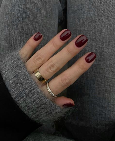 short nails, gel nails, maroon/deep red/wine red nails, autumn and winter nails Uñas Old Money, Nail Shape Ideas, Nail Ideas Short Nails, Sophisticated Nail Designs, Deep Red Nails, Old Money Nails, Sophisticated Nails, Money Nails, Wine Nails