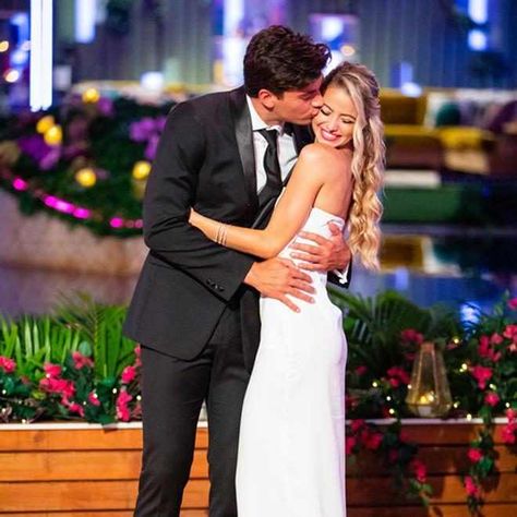 Perhaps nothing this summer has been less surprising (in a good way) than the winning couple of CBS' Love Island.   Zac Mirabelli and Elizabeth Weber coupled up in the very first... Zac Mirabelli, Love Island Villa, Alex Bowen, Love Island Couples, Online Marriage, Still Together, Chat Line, The Late Late Show, Casting Call