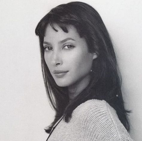 kandid Christy Turlington Hair, Layered Hair Natural, Black Hair Long, Creative Photography Poses, Long Fringe Hairstyles, Bohemian Style Men, Mexican Actress, 90s Supermodels, Christy Turlington