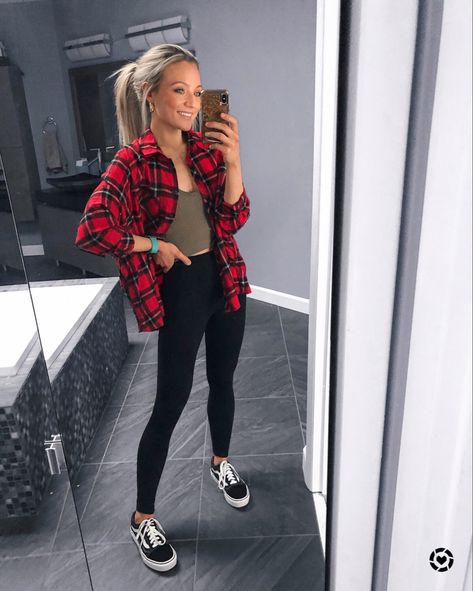 Oversized Red Flannel Outfit, Black Vans Women Outfit, Black Leggings And Vans Outfits, Womens Red Flannel Outfit, Business Casual With Vans Women, Flannel And Vans Outfits, Womens Black Vans Outfit, Woman Vans Outfit, Vans Hightops Outfits Woman