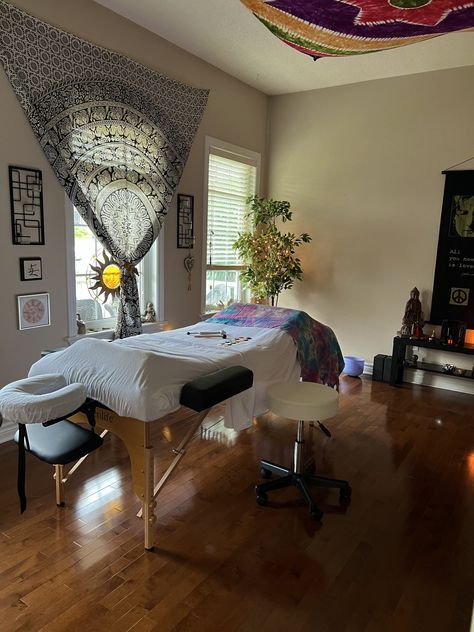 Reiki Decor Ideas, Message Therapy Room Ideas, Reiki Office Ideas, Holistic Therapy Room Ideas, Reiki Healing Room Ideas, Massage Table Set Up, Massage Therapist Room, Massage Therapy Rooms Ideas, Reiki Table