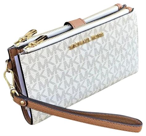 Boujee Accessories, Michael Kors Tote Bags, Lettering Logo, Wallet Wristlet, Wristlet Clutch, Michael Kors Wallet, Zip Wallet, Purses Michael Kors, Handbags Michael Kors