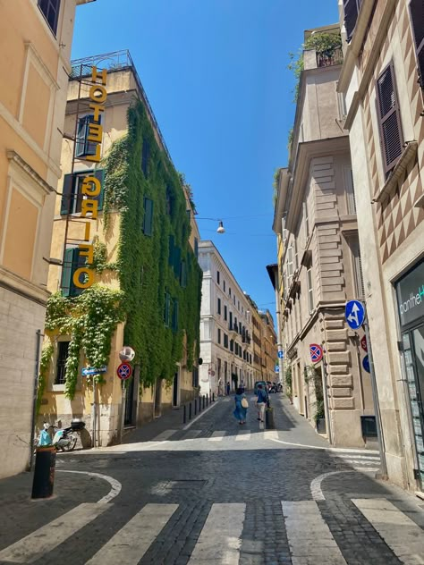 Rome Houses, Roma City, Bella Roma, Rome Streets, Rome Photography, Italy Vibes, Architecture Aesthetic, Summer Europe, Italy Aesthetic