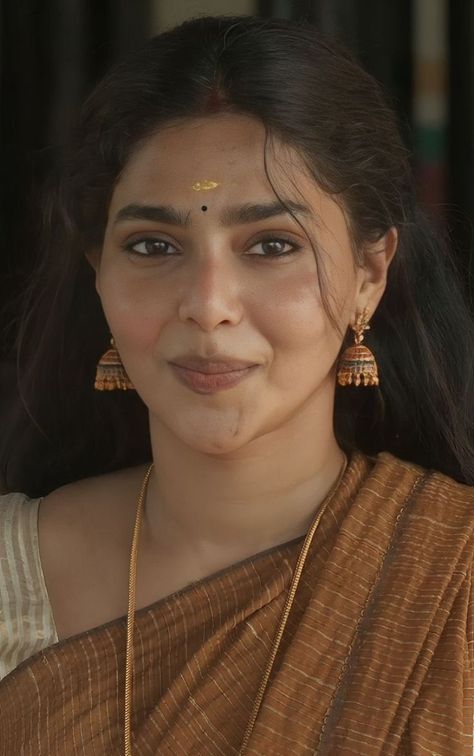 Aishwarya Lekshmi, Beauty Hacks Lips, Actress Without Makeup, Indian Woman, Beauty Face Women, Beautiful Lips, Beautiful Smile Women, Tony Stark, Beautiful Smile