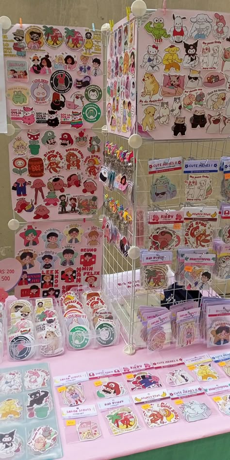 Convention Display Ideas, 5x5 Booth Display, Kpop Vendor Booth, Sticker Vendor Display, Artist Alley Table Display, Artist Alley Sticker Display, Art Shop Ideas, Artist Merchandise Ideas, Artist Alley Merch