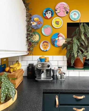 13 Wall Plate Decor Ideas We're Stealing From Instagram | Hunker Yellow Feature Wall, Yellow Kitchen Ideas, Colourful Plates, Bohemian Kitchens, Mustard Kitchen, Mustard Yellow Kitchens, Yellow Kitchen Walls, Kitchen Feature Wall, Vibrant Kitchen