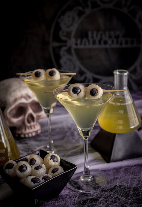 Creepy Eyeball Martini (Lychee, Matcha and Blood Orange Martini) www.pineappleandcoconut.com Eyeball Martini, Halloween Munchies, Traditional Cocktails, Blood Orange Martini, Creepy Eyeball, Halloween Recipes Drinks, Corpse Reviver, Menu Halloween, Halloween Appetizers Easy