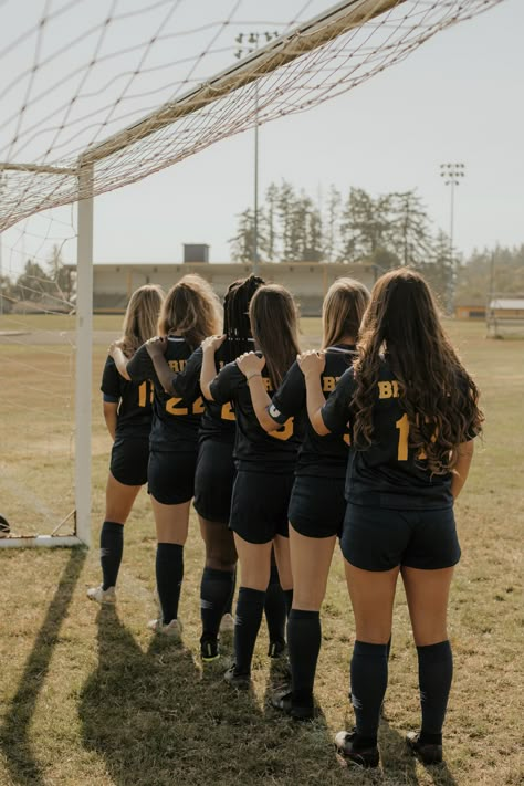 Soccer Coach Aesthetic, Soccer Headshots, Soccer Team Photoshoot Ideas, Soccer Pictures Poses Friends, Soccer Team Photos Picture Poses, Soccer Team Photoshoot, High School Soccer Pictures, Senior Soccer Pictures Group, Posed Soccer Pictures