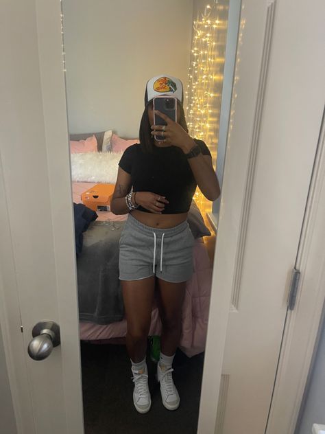 Grey Shorts Outfit Summer, Grey Shorts Outfit Black Women, Short Sweatpants Outfit, Jogger Shorts Outfit, Sweatpants Outfit Black, Grey Shorts Outfit, Fashion School Outfits, Cutesy Outfit, Outfit Black Women