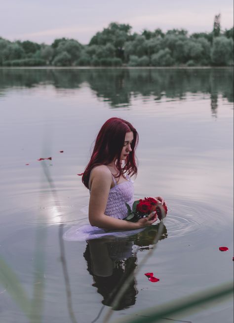 Summer Photoshoot Ideas, Flowers Photoshoot, Water Photoshoot, Unique Senior Pictures, Photography Water, Photoshoot Summer, Photoshoot Idea, Summer Photoshoot, Water Photography