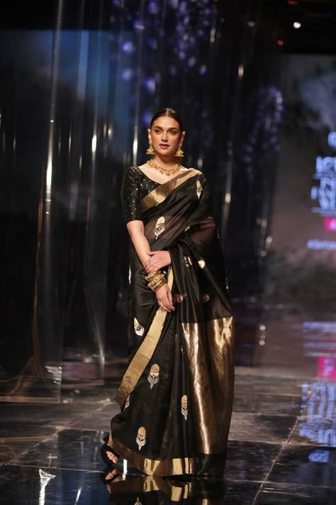 Aditi Rao Hydari Black Saree, Elegant Saree Look, Saree Portrait, Lehnga Ideas, Saree Outfits, Velvet Blouse Design, Black Sarees, Indian Wedding Aesthetic, Indian Traditional Dresses