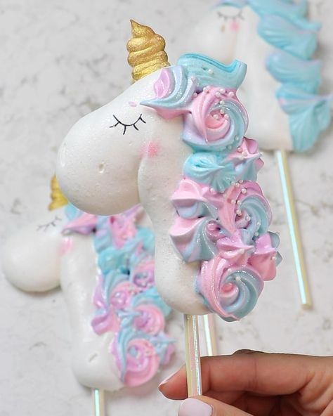 shelly bella on Instagram: “Unicorns; you either love em’ or you’re completely over this trend🦄 I’m probably one of the few that still looooves them lol. These…” Rainbow Meringue, Unicorn Dessert Table, Unicorn Macarons, Lolly Cake, Meringue Pavlova, Love Pastel, Unicorn Desserts, Chocolate Meringue, Unicorn Foods