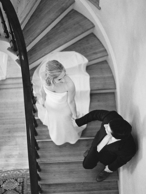 Bride And Groom Staircase Photos, Wedding Photo Ideas Hotel, Bride And Groom Stairs, Wedding Stairs Photography, Bride And Groom Hotel Photos, Stairs Wedding Photos, Hotel Lobby Wedding Photos, Hotel Wedding Photos, Staircase Wedding Photos