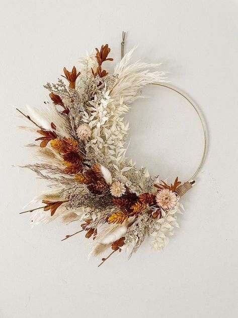 Unique Boho Fall Decor Ideas for a Cozy Home - Modern Meets Boho Autumn Porch Decor Farmhouse, Gold Ring Dried Flower Wreath, Fall Pampas Wreath, Autumn Dried Flower Wreath, Fall Pampas Grass Decor, Dried Flower Wreath Ideas, Dried Flower Wreath Diy, Strawflower Wreath, Neutral Autumn Decor