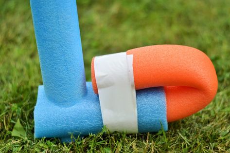 How to Make a DIY Pool Noodle Lawn Golf Course Tutorial Pool Noodle Golf Course, Pool Noodle Bowling, Sensory Recipes, Golf Diy, Crazy Golf, Family Cabin, Mini Golf Course, Pool Noodle, Kids Golf