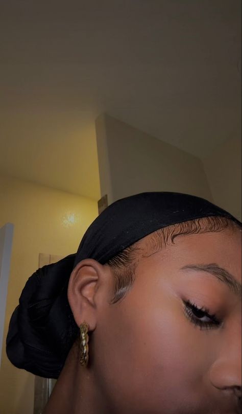 Head Wrap Low Bun, Low Headwrap Styles, Head Wrap Bun, Headwrap Styles For Short Hair, Head Wrap Outfit, Headscarf Bun, Doek Styles, Black Headwrap, Christian Veiling