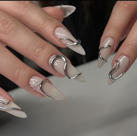 There's a new beauty trend taking over Instagram and it's absolutely stunning. Say hello to "quartz nails". Beyonce Nails, Metallic Nails Design, 3d Nail Designs, Nail Art 3d, Chrome Nail Art, Chrome Nails Designs, Lines On Nails, Classy Acrylic Nails, Metallic Nails