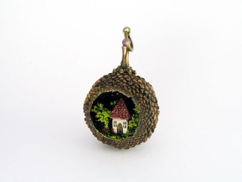 I Make Entire Miniature Worlds Inside Pieces Of Jewelry Acorn House, Fairies Garden, Magic Jewelry, Flowering Bushes, Miniature World, Mini Houses, Doll House Crafts, Miniature Plants, Tiny World