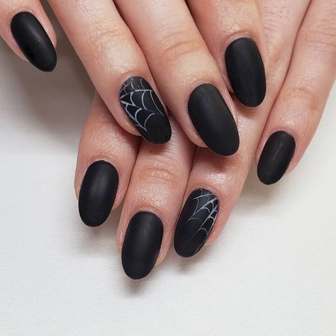 Halloween Sns Nails Ideas, Dip Powder Nails Matte Black, Sns Black Nails Designs, Black Halloween Dip Nails, Black Nails With Pumpkin Design, Classy Black Halloween Nails, Black Sparkle Halloween Nails, Halloween Dip Nails Ideas Black, Black Matte Nails Halloween