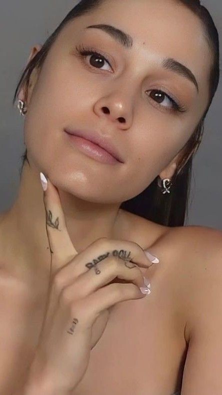 Ariana Grande Natural, Ariana No Makeup, Ariana Grande Natural Face, Ariana Grande Eyebrows, Ariana Grande No Makeup, Ariana Grande Lips, Ariana Grande Winged Eyeliner, Ariana Grande Nose, Ariana Grande 34 35 Makeup