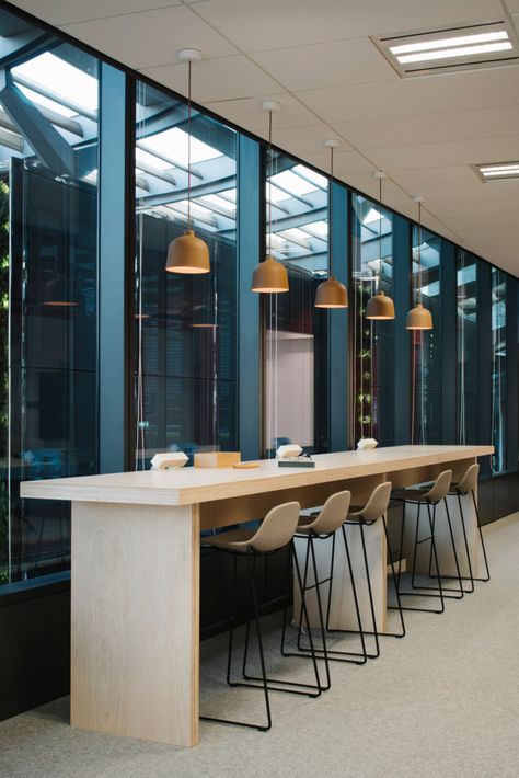 Office Dining Area Design, Office Bar Ideas, Technology Office Design, Long Bar Table, Office Dining Area, Office Inspiration Workspaces, Office Cafeteria, Flexible Furniture, Company Office