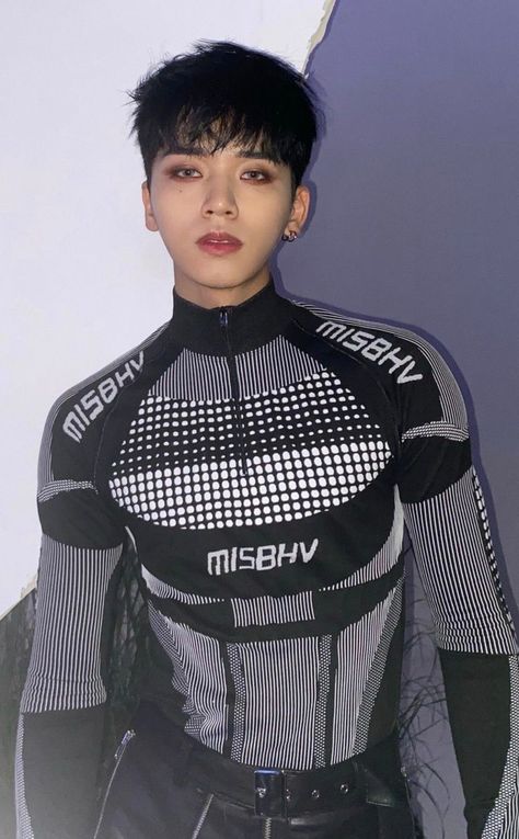 Kpop Misbhv, Misbhv Outfit Kpop, Cool Kpop Outfits, Misbhv Outfit Men, Misbhv Outfit, Futuristic Fashion Men, Kpop Fashion Men, Gender Fluid Fashion, Badass Style