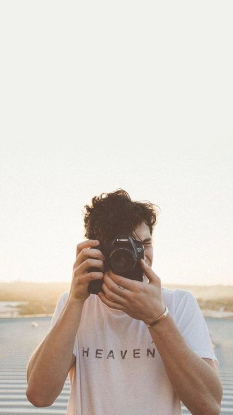 Shawn Mendes Fanfiction, Shawn Mendes Photoshoot, Shawn Mendes Lockscreen, Boy Senior Portraits, Male Portrait Poses, Sunset Photoshoot, Shawn Mendes Wallpaper, Grad Photoshoot, Best Friend Photoshoot