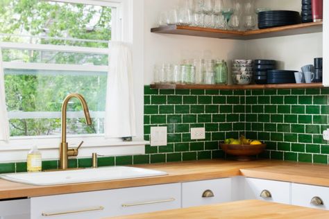 From subtle to stripes, you can’t go wrong with any of these looks. Kitchen Counter Design, Green Tile Bathroom, Bold Kitchen, Recipes Italian, Concrete Wallpaper, Kitchen Backsplash Ideas, Fresh Kitchen, Counter Design, Dots Wallpaper