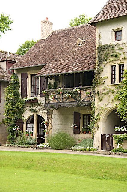 Vintage Country House Exterior, French Country Side House, French Cottage House Interior, Cottage Style Mansion, Country Cottage Exterior, Old French Country House, French Cottage Exterior, French House Design, French Country House Exterior