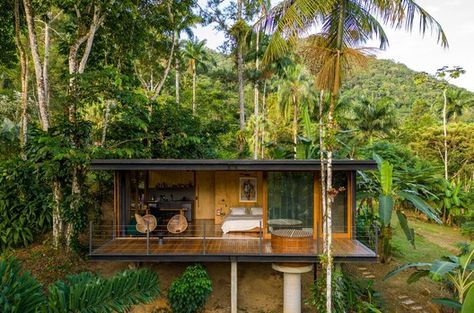 Tropical Cabin House, Jungle Homes, Small Tropical House, Tropical Cabin, Hillside Homes, Glass Rooms, Loft House Design, Jungle House, Small Tiny House