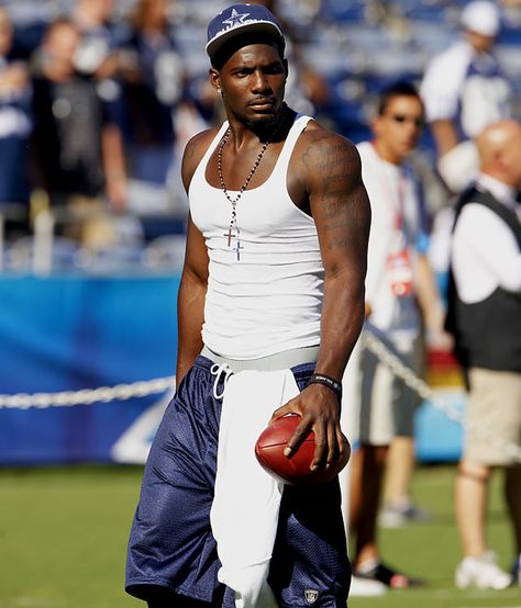 Dez Bryant Girlfriend   Is Dallas Cowboys Dez Bryant Creeping With Two Chicks At The Same Time ... Basketball Senior Pictures, Dallas Cowboys Pictures, Black Berries, Dez Bryant, Texas Cowboys, Nfl Football Players, Hunks Men, Cowboys Nation, American Football Players