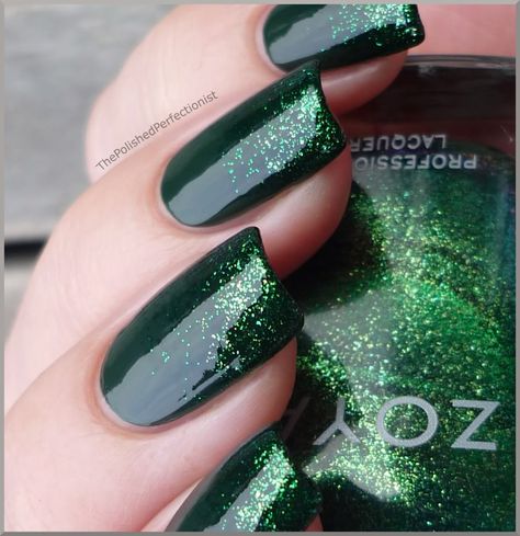 glossy emerald + glittery tips  Usually not a van of green but I really like theses Autumn Green Nails 2022, Dark Green Sparkly Acrylic Nails, Dark Green Nails With Sparkle, Dark Green Shimmer Nails, Forest Green Glitter Nails, Emerald Green Dip Powder Nails, Emerald Green Sparkle Nails, Enchanted Forest Theme Nails, Nails For Dark Green Dress