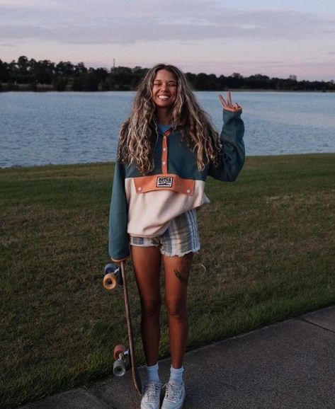 Sufer Girl Aesthetic Outfits, Granola Aesthetic Outfits Summer, Surfcore Outfits, Notice The Reckless, Surfer Girl Style Outfits, Gronala Girl Outfit, Nature Girl Outfits, Surf Girl Outfits, Casual Hippie Outfits