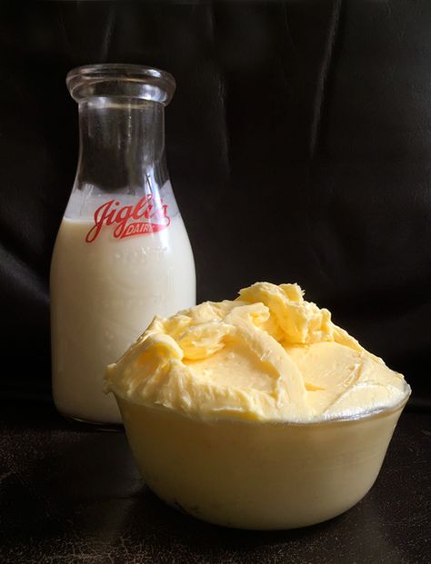 Homemade cultured butter is easy to make: all you need is heavy cream, yogurt, and sea salt. Cultured Butter Recipe, Pimento Cheese Recipe, Cultured Buttermilk, Cultured Butter, Flavored Butter, Bette Midler, Pimento Cheese, Butter Spread, Homemade Butter