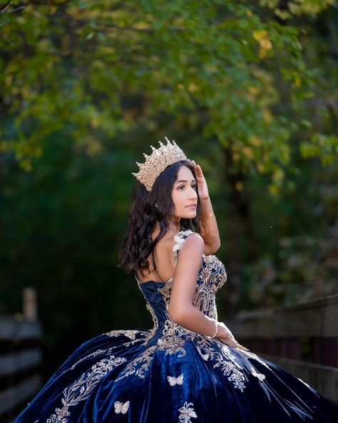 One of my goals for next year is to elevate my photography by creating concepts that have to do with what the quinceañeras like or their theme. 😀 Dress by @santaclaritaa2 Model @yvyii.ap . . . . . #fallquinceañera #quinceañera #utahquinceañera #utahquinceaneraphotographer #utahquinceañerafoto #quinceportraits #quincedress Quinceanera Beach Photoshoot, Quince Inspo Pictures, Poses For Quinceanera Pictures, Quinceañera Poses Ideas, Sweet 15 Photoshoot Ideas, Quince Photoshoot Ideas With Court, Birthday Photoshoot 16, Quinceanera Poses Photo Shoots, Quinceanera Photoshoot Poses