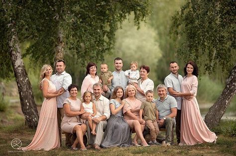 Photography Ideas Family, Large Family Photography, Extended Family Pictures, Large Family Portraits, Large Family Poses, Extended Family Photography, Family Portrait Outfits, Summer Family Pictures, Family Photo Colors