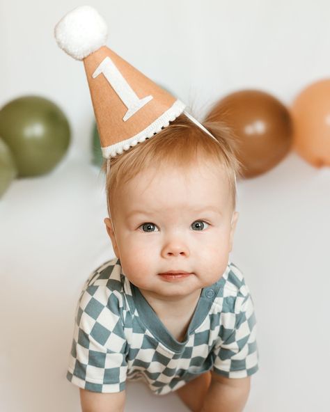 Timeless First Birthday Photo, 1st Birthday Diy Photoshoot, 1st Birthday Home Photoshoot, Cake Smash Poses, 1st Birthday Portraits, One Year Old Indoor Photoshoot, First Birthday Pictures At Home, Simple Boy Cake Smash, First Birthday Photoshoot Studio