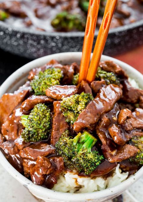 Easy Beef and Broccoli Stir Fry - forget take-out! In 15 minutes you can have this insanely delicious beef and broccoli stir fry! Way better than any restaurant version! #beefbroccoli #stirfry Lamb Stir Fry Recipes, Marinate Steak, Beef With Broccoli, Beef Broccoli Stir Fry, Easy Beef And Broccoli, Beef Broccoli, Jo Cooks, Community Table, Mapo Tofu