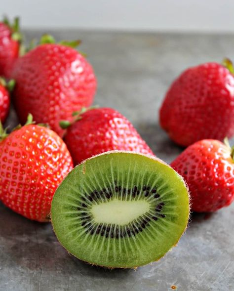 Fresh strawberries and kiwis Kiwi Popsicles, Popsicle Holders, Strawberry Kiwi, Healthy Treat, Love Ice Cream, Frozen Treat, Yogurt Cups, Fresh Strawberries, Fresh Strawberry