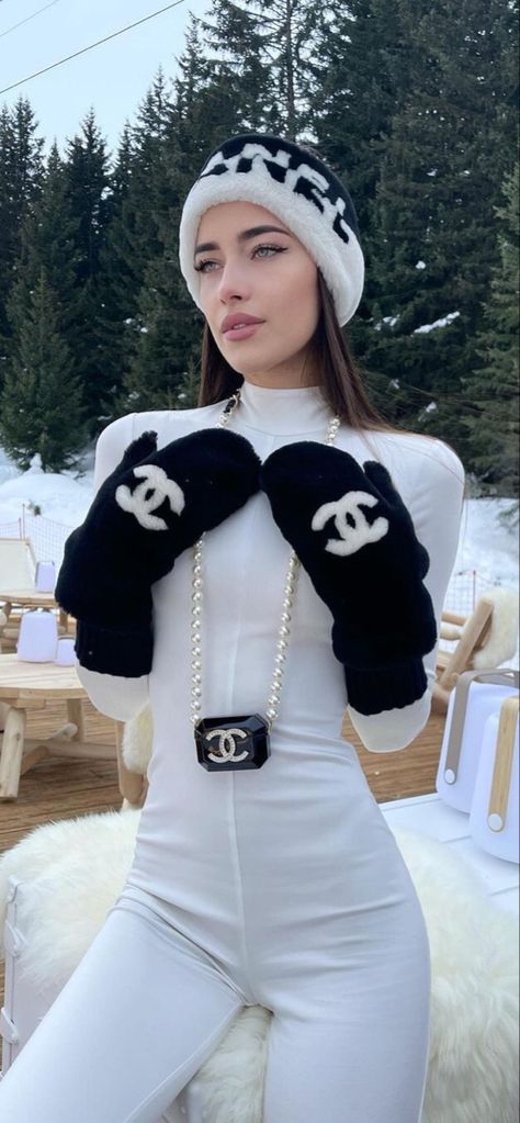 Chanel Snow Outfit, Zimski Outfit, Winter Accesories, Chanel Pins, Ski Outfits, 90s Glam, Ski Bunnies, Winter Trip, Outfit 2023