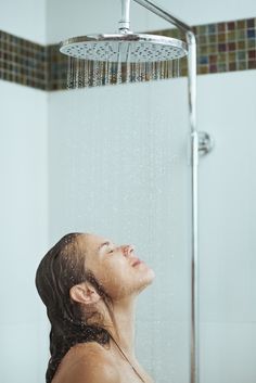 Do you like it hot or cold? The benefits of both types of shower. Cold Showers, Shampoo Natural, Hot Water System, Popsugar Fitness, Cold Shower, Gym Essentials, Healthy Routine, Glass Shower, Shower Design