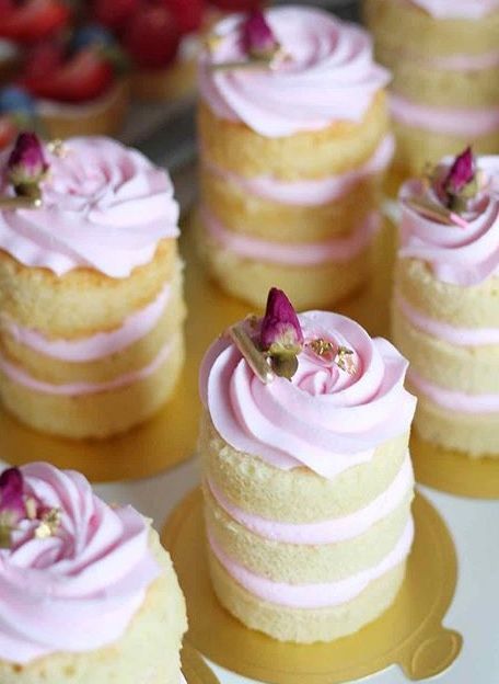 Individual Birthday Desserts, Dainty Desserts, Bridal Shower Dessert, Daisy Cupcakes, Mini Wedding Cakes, Afternoon Tea Recipes, Cupcake Cake Designs, Wedding Treats, Tea Party Food