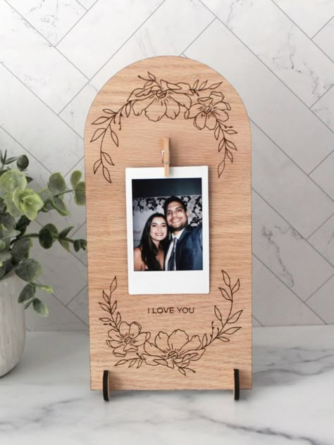 Wood Photo Frame Design, Lézervágott Fa, Acrylic Photo Prints, Wood Laser Ideas, Acrylic Keepsakes, Mdf Crafts, Laser Engraved Gifts, Photoshop Design Ideas, Polaroid Frame