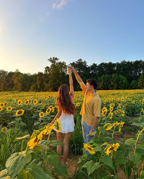 sunflower lovers🌻🌅🦋 #sunflowerfield #flowerfield #fallactivities #couplegoals #falldate Flower Field Pictures Couples, Sunflower Photography Couples, Sunflower Feild Pics Couple, Couple Sunflower Field Pictures, Sunflower Couple, Sunflower Shoot, Sunflower Field Photoshoot, Sunflower Photos, Sunflower Field Pictures