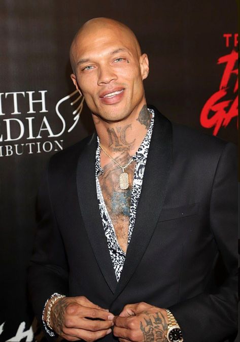 👌👍 Black Man Aesthetic, Black Haired Boy, Bald Style, Nerd Boy, Jeremy Meeks, Bald Men Style, Tattoo Fashion, Chinese Theatre, Bald Man