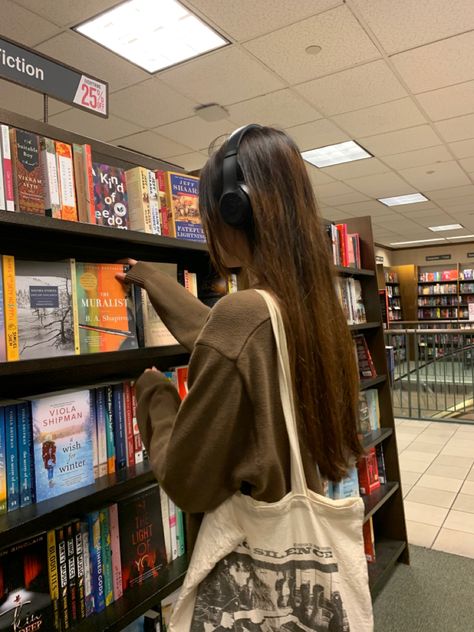 Bookstore Aesthetic, Nerd Aesthetic, Downtown Aesthetic, Reading Motivation, Library Aesthetic, Nerdy Girl, Aesthetic Fall, Nerd Girl, Chuck Norris