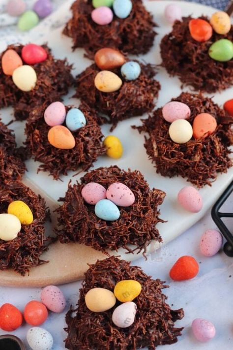 Chocolate Birds Nest Recipe, Easter Nests Recipe, Birds Nests Recipe, Easter Birds Nest, Easter Baking Recipes, Easter Food Crafts, Janes Patisserie, Easter Nests, Chocolate Egg