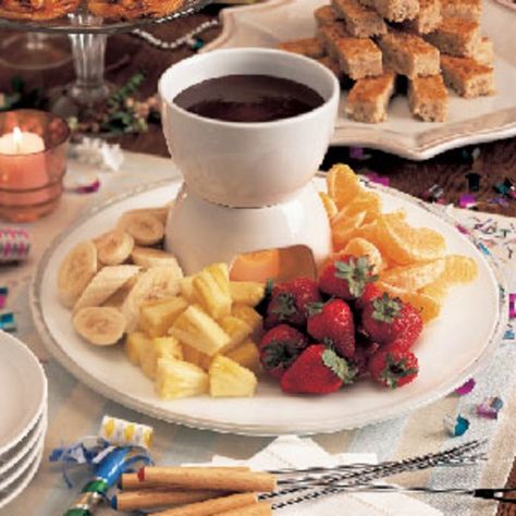 Chocolate and Coconut Cream Fondue Elegant Lunch, Raclette Recipes, Fondue Restaurant, Dessert Fondue, Cream Of Coconut, Fondue Recipe, Chocolate And Coconut, Menu Recipes, Fondue Party